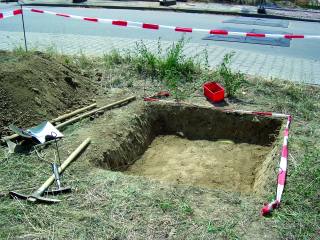 Grabungsfl&auml;che und Werkzeuge