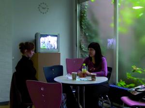 Sitzgruppe, Fernseher mit "Campus"