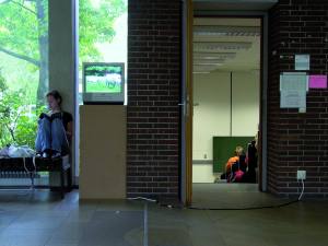 Sitzgruppe, Fernseher mit "Campus"