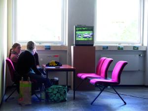 Sitzgruppe, Fernseher mit "Campus"