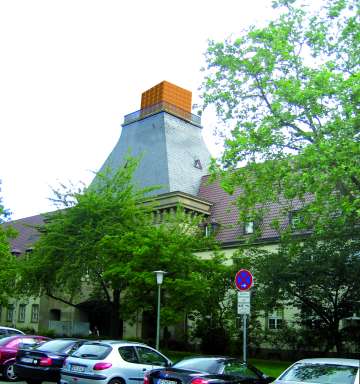 Flakturm mit Installation aus Umzugskisten