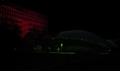 Angestrahlte Geb&auml;ude auf dem Campus: Muschel und Natfak
