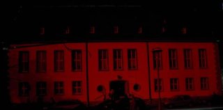 Angestrahlte Geb&auml;ude auf dem Campus: Forum
