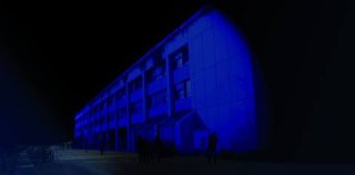 Angestrahlte Geb&auml;ude auf dem Campus: Rewi