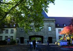 Blick auf den Flakturm am Eingangsbereich des Forums